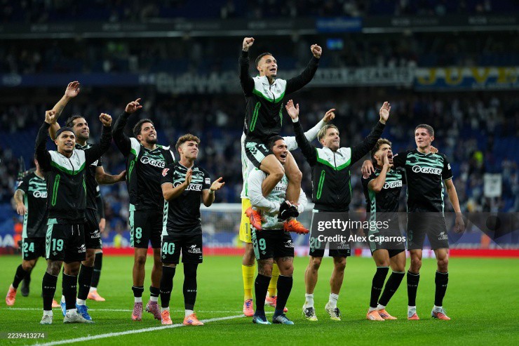 Antony và đồng đội giành 3 điểm đầy cảm xúc