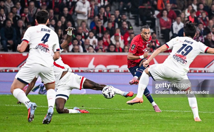 Khoảnh khắc Ethan Mbappe "giật" lại 1 điểm cho Lille trước PSG