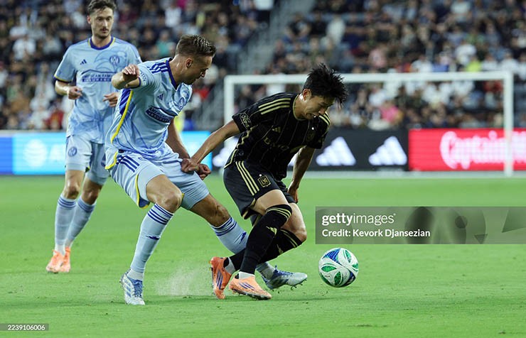 Son Heung Min (áo đen) thi đấu nỗ lực