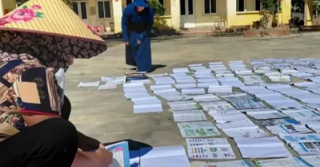 Nắng lên sau lũ, thầy cô tất bật ‘cứu’ sách vở, giữ lại tri thức cho học trò