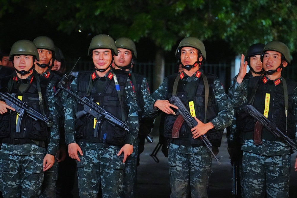 Binz (trái) và các đồng đội trong chương trình.