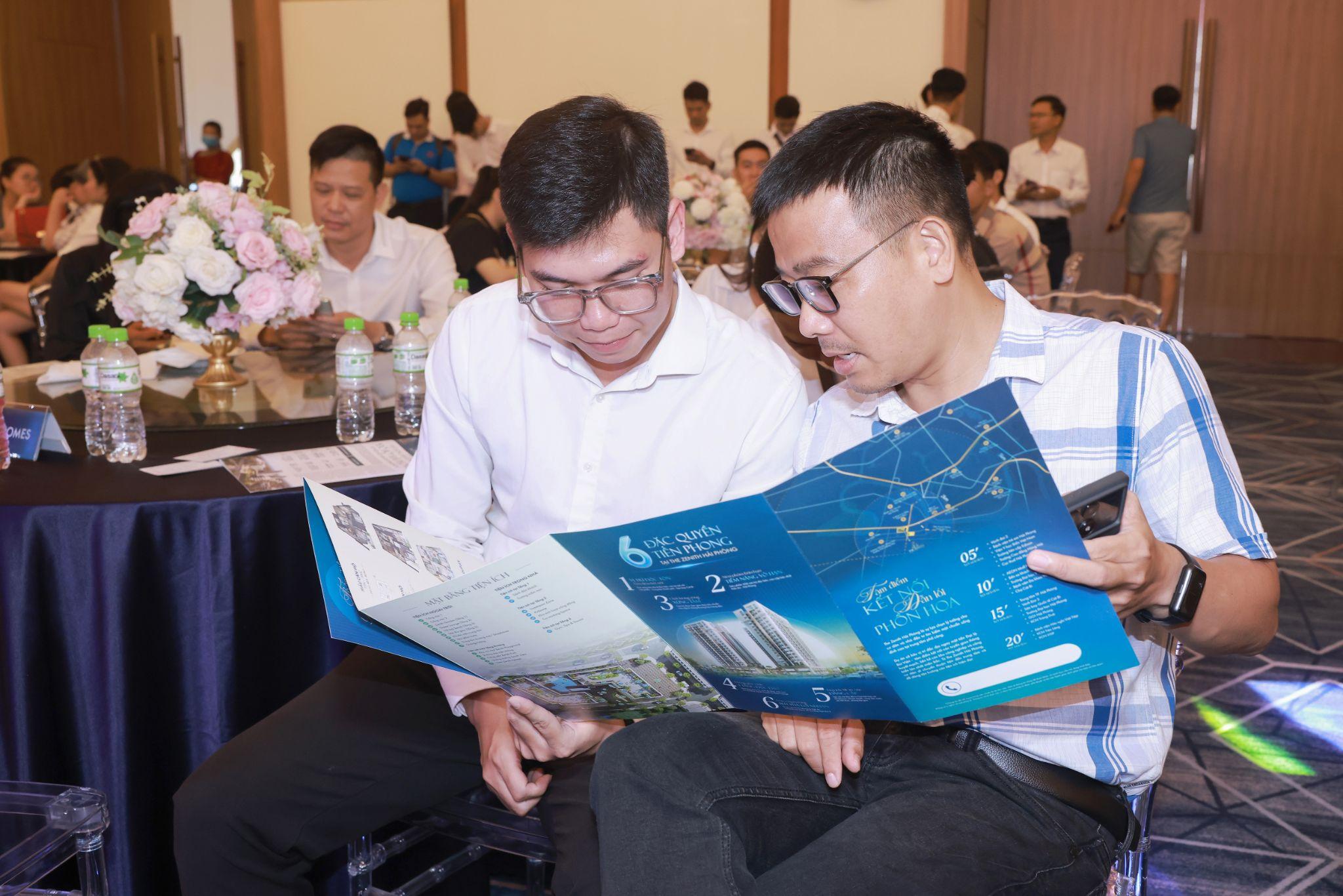 Chuyên viên tư vấn hỗ trợ khách hàng lựa chọn sản phẩm phù hợp tại sự kiện