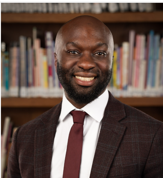 Thầy Nurudeen (Fola) Lawal, Phó Giám đốc phụ trách Tuyển sinh quốc tế trường St. John’s-Kilmarnock School, người trực tiếp chia sẻ trực tiếp chia sẻ thông tin và giải đáp thắc mắc tại buổi gặp mặt do Capstone tổ chức