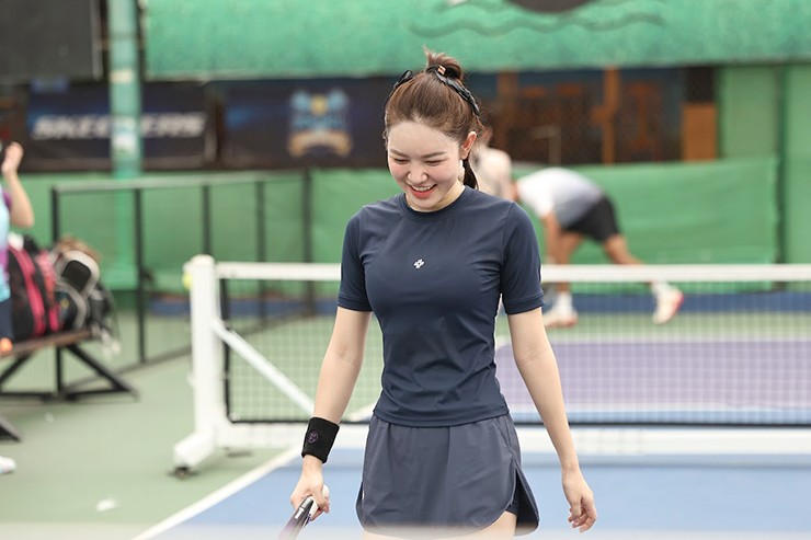 Trong khi đó, hot girl Kiều Trinh dù chỉ giành ngôi á quân cũng tỏ ra rất hài lòng. “Giải đấu này có rất nhiều đội mạnh. Việc góp mặt ở tại chung kết đủ làm tôi hài lòng. Dù vậy, tôi cũng có chút tiếc nuối khi đây là giải đấu mà tôi có phong độ cao. Chúng tôi cũng đã dẫn trước trong trận chung kết nhưng lại để thua khi không giữ được sự bình tĩnh, cuốn theo lối đánh của đối thủ. Đây cũng sẽ là kinh nghiệm đáng nhớ cho tôi”, Kiều Trinh chia sẻ.