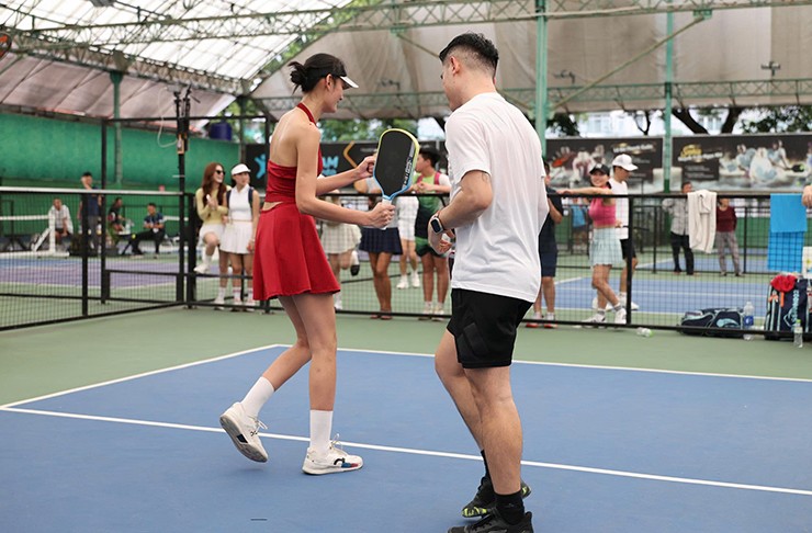 Mặc dù đã nhập cuộc tốt hơn để dẫn trước 8-4, đôi của hot girl Kiều Trinh đã không giữ được lợi thế. Với việc thay đổi chiến thuật hợp lý, đôi của Lê Thúy đã ngược dòng thắng 15-11 để đăng quang.