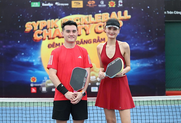 “Tôi đến với pickleball được khoảng một năm. Đây là chức vô địch pickleball thứ 2 mà tôi có được. Việc từng chơi thể thao chuyên nghiệp cũng như một số môn có vợt, trong đó có cầu lông đã hỗ trợ tôi rất nhiều khi sang pickleball.