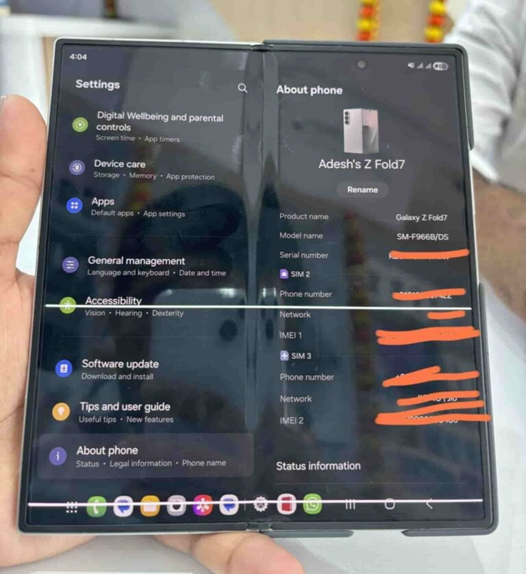 Lỗi sọc màn hình kì lạ trên một chiếc Galaxy Z Fold7.
