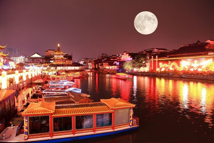 Mùa Trung thu là thời điểm các thành phố châu Á rực rỡ hơn bao giờ hết, khi hàng ngàn chiếc đèn lồng thắp sáng khắp các con phố, công viên và quảng trường. Ảnh dulich