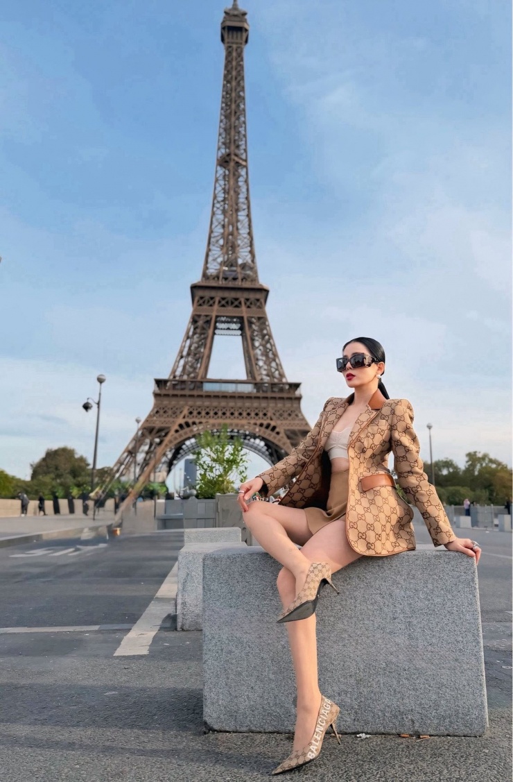 Mới đây, trên trang cá nhân, Lệ Quyên chia sẻ loạt hình ảnh check-in tại tháp Eiffel trong chuyến du lịch châu Âu.