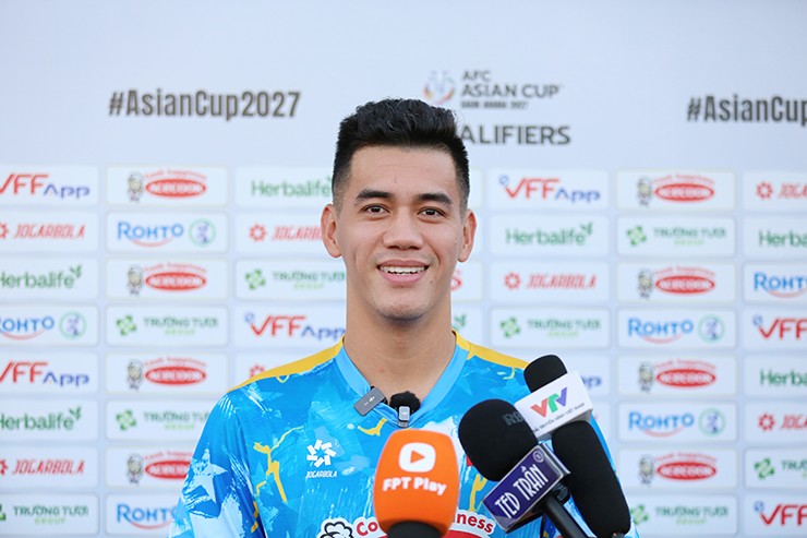 Tiến Linh trả lời báo chí chiều ngày 6/10.