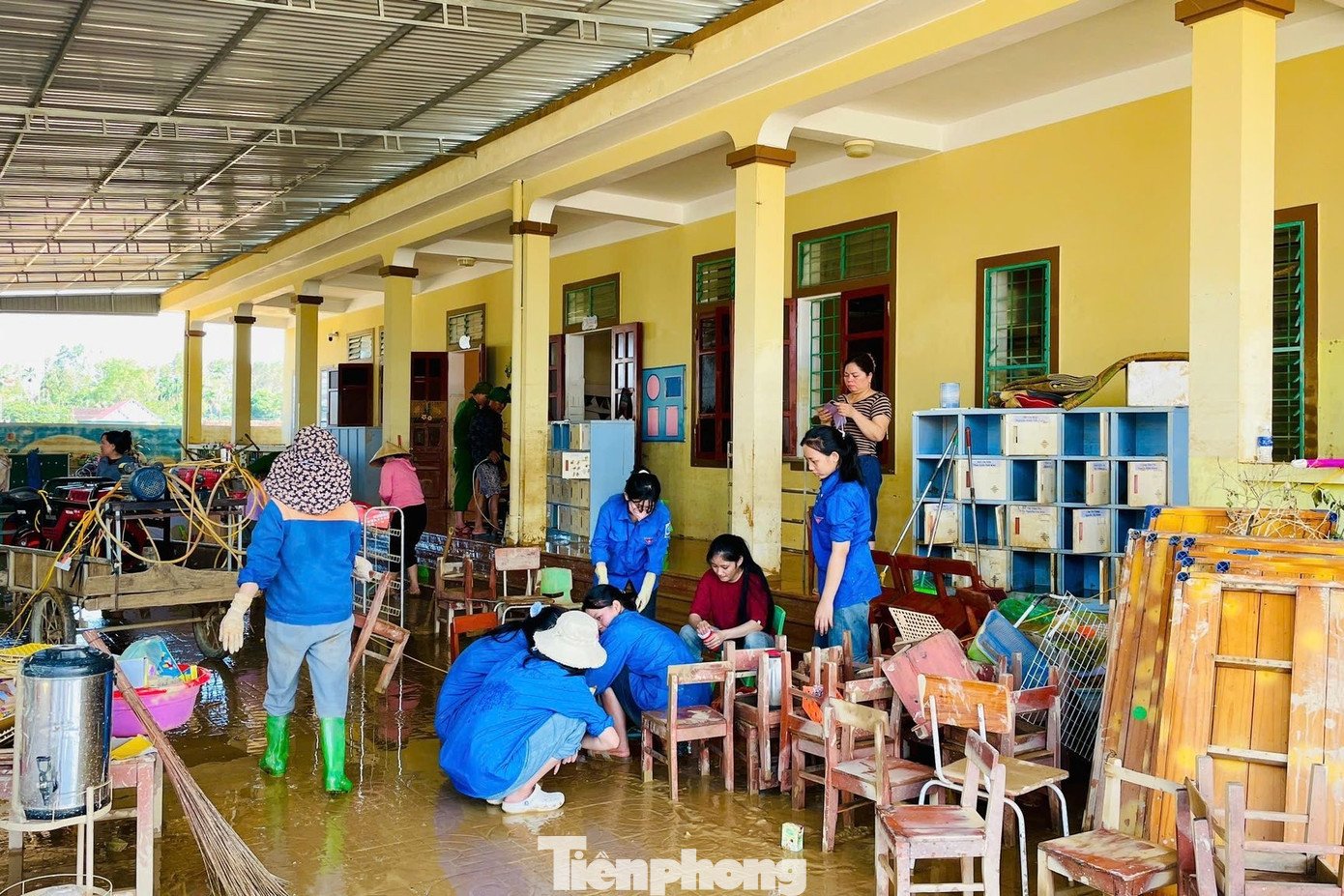Nắng lên sau lũ, thầy cô tất bật ‘cứu’ sách vở, giữ lại tri thức cho học trò - 16