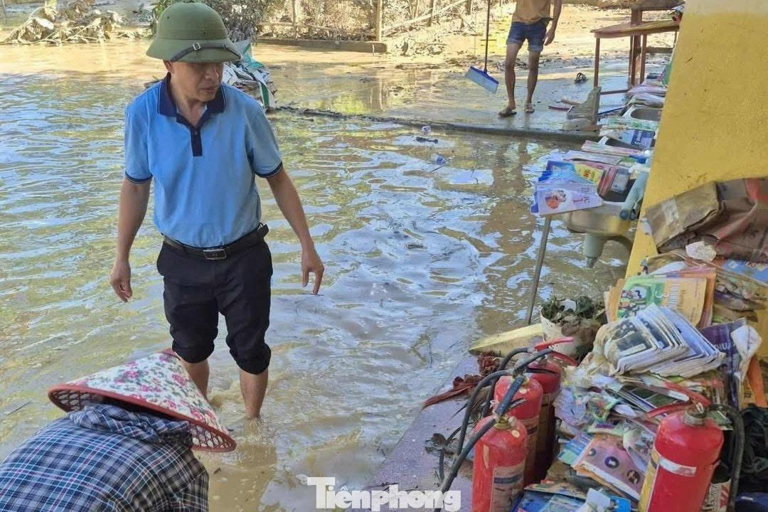 Nắng lên sau lũ, thầy cô tất bật ‘cứu’ sách vở, giữ lại tri thức cho học trò - 9