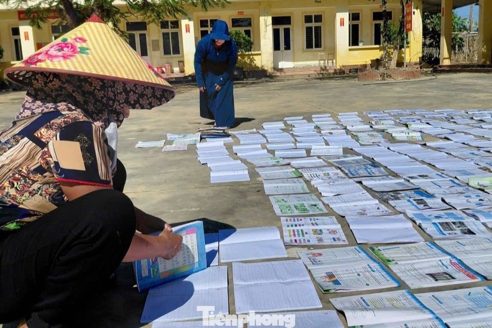 Nắng lên sau lũ, thầy cô tất bật ‘cứu’ sách vở, giữ lại tri thức cho học trò - 11
