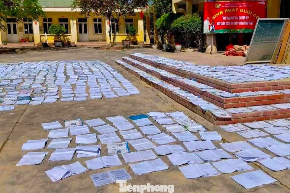 Nắng lên sau lũ, thầy cô tất bật ‘cứu’ sách vở, giữ lại tri thức cho học trò - 13