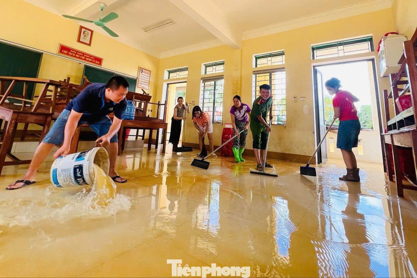 Nắng lên sau lũ, thầy cô tất bật ‘cứu’ sách vở, giữ lại tri thức cho học trò - 15
