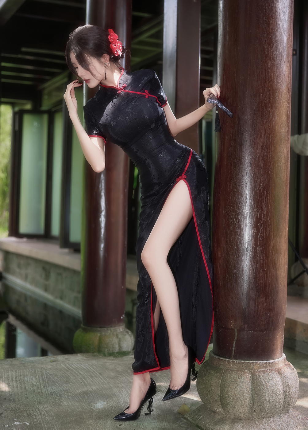 Lilly Luta “gây mê” với bộ ảnh xường xám gợi cảm - 1