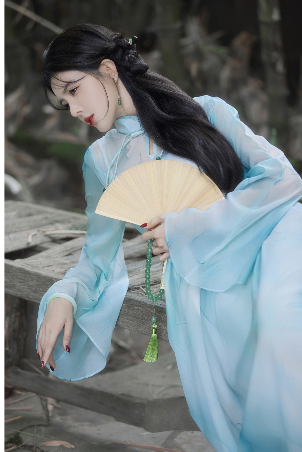 Clip: Lilly Luta đẹp khoe chân dài gợi cảm trong bộ xường xám.