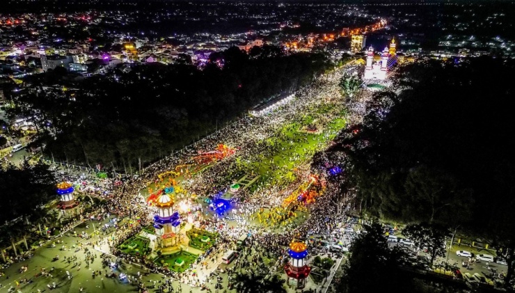 Toà thánh Tây Ninh nhìn từ hướng cổng chính.