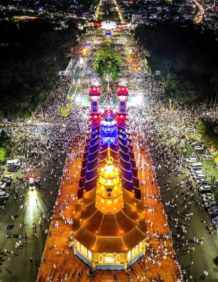 Dòng người để về Toà thánh ngày càng đông.