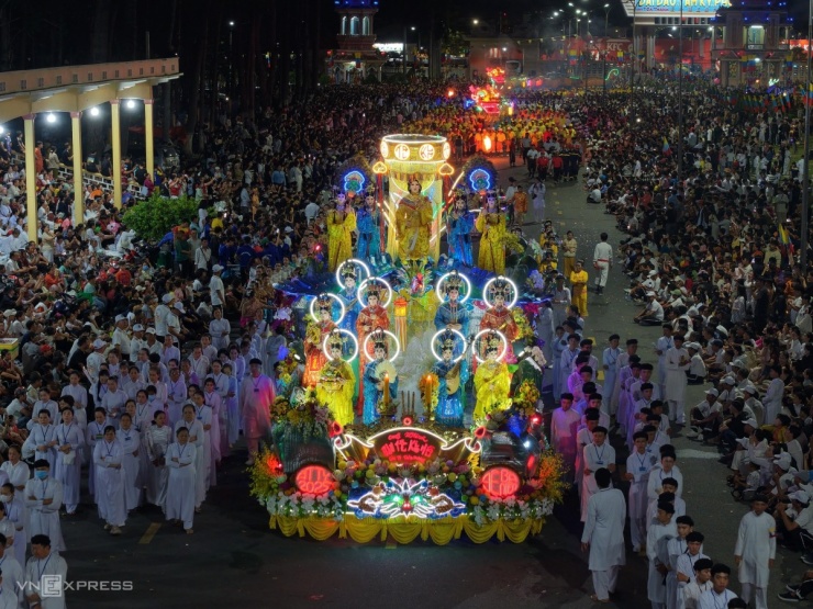 Biển người dự đại lễ 100 năm của đạo Cao Đài - 5