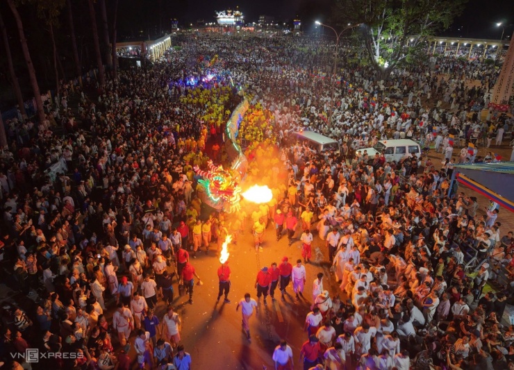 Biển người dự đại lễ 100 năm của đạo Cao Đài - 6