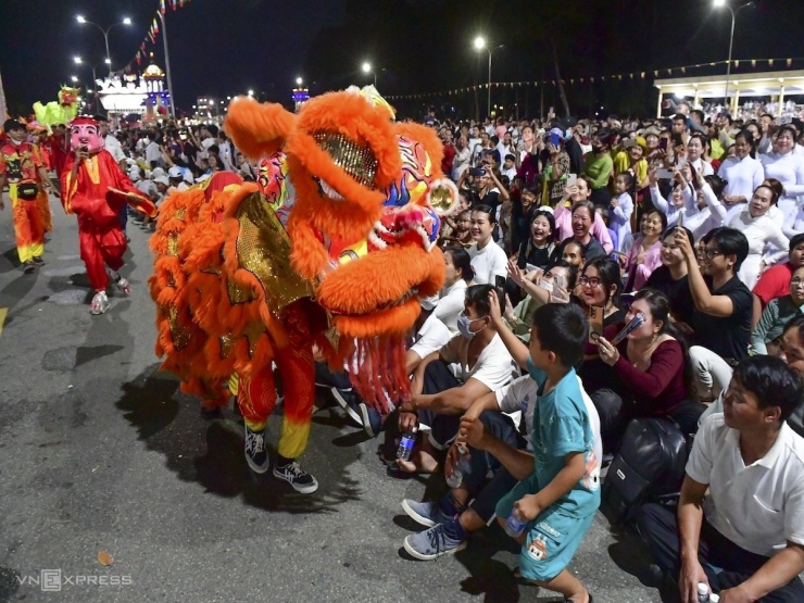 Biển người dự đại lễ 100 năm của đạo Cao Đài - 9