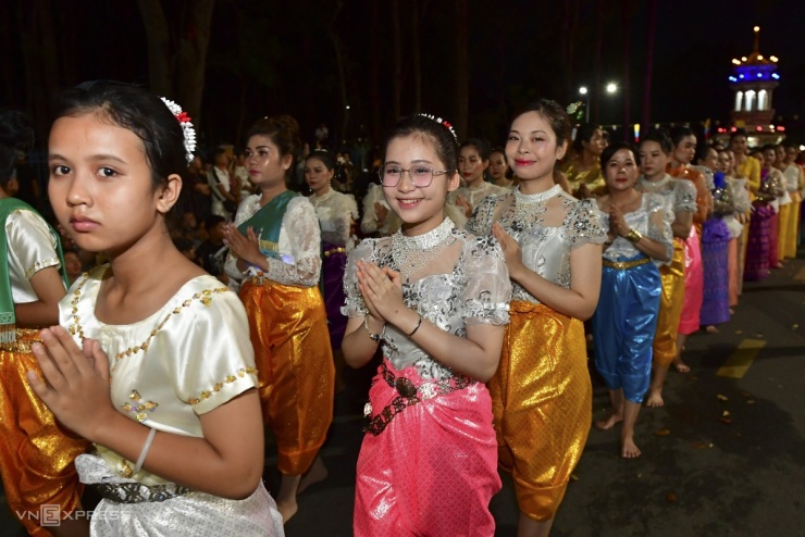 Biển người dự đại lễ 100 năm của đạo Cao Đài - 10