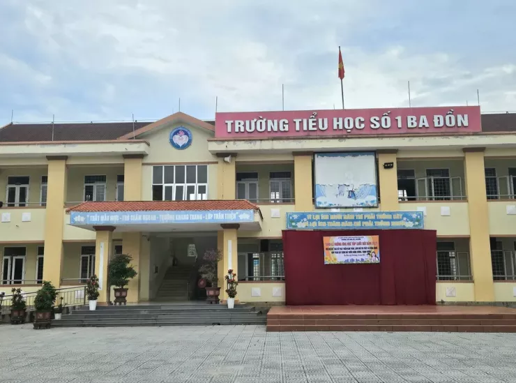Trường tiểu học số 1 Ba Đồn - Nơi xảy ra sự việc suất ăn 25.000 đồng gây xôn xao. Ảnh: B.T