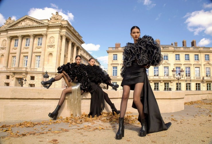 Bộ ba người đẹp diện trang phục mang phong cách Avant-garde tạo dáng trên phố Paris.