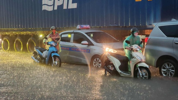 Chủ tịch Hà Nội yêu cầu thông tin liên tục các 'điểm nóng' ngập úng - 1