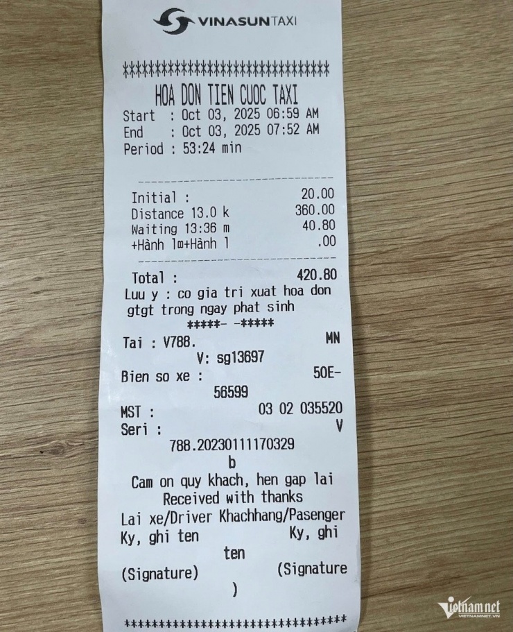 Hoá đơn của xe taxi Vinasun giả. Ảnh: NVCC