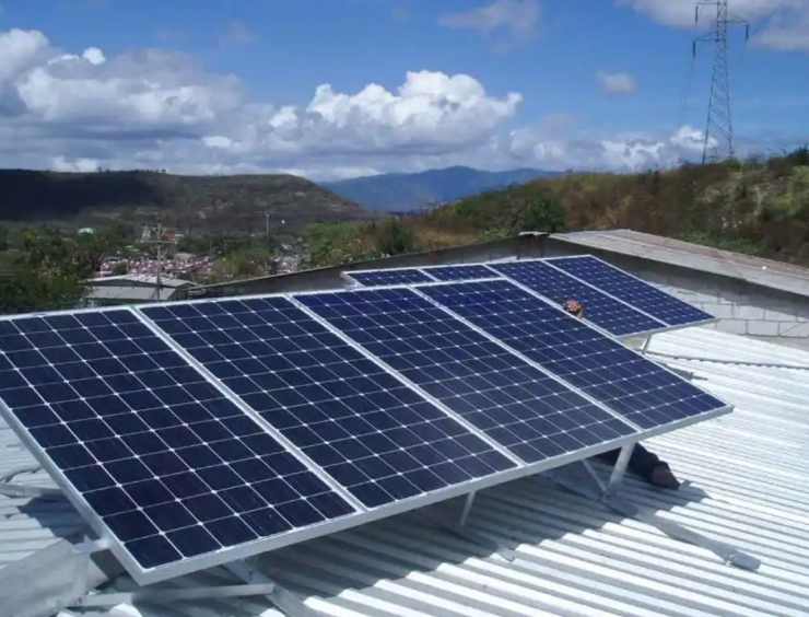 Từ chỗ lo toan từng bữa, nhiều người cao tuổi nay có thêm khoản tiền đều đặn hàng năm nhờ bán điện mặt trời, biến mái nhà thành ‘cây ATM’ giúp tuổi già an nhàn hơn. Ảnh: Baidu