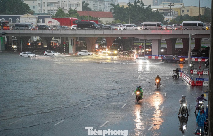 Hà Nội phố thành sông, giao thông tê liệt, xe máy &#39;rồng rắn&#39; leo cao tốc giữa biển nước - 2