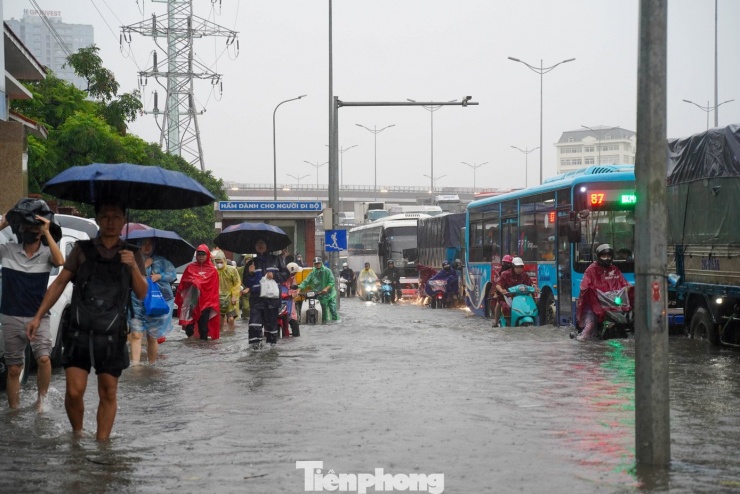 Hà Nội phố thành sông, giao thông tê liệt, xe máy &#39;rồng rắn&#39; leo cao tốc giữa biển nước - 5