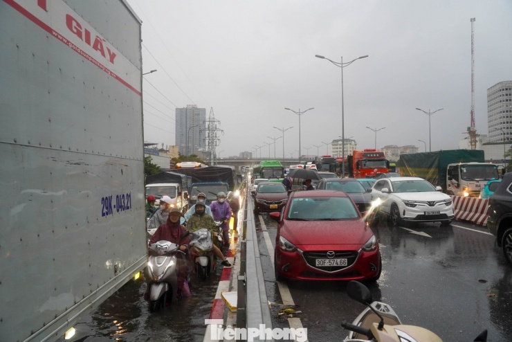 Hà Nội phố thành sông, giao thông tê liệt, xe máy &#39;rồng rắn&#39; leo cao tốc giữa biển nước - 10