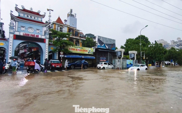 Hà Nội phố thành sông, giao thông tê liệt, xe máy &#39;rồng rắn&#39; leo cao tốc giữa biển nước - 15