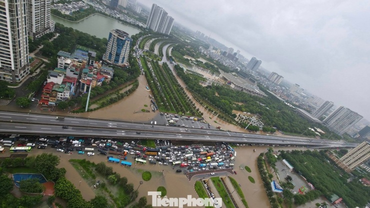 Hà Nội phố thành sông, giao thông tê liệt, xe máy &#39;rồng rắn&#39; leo cao tốc giữa biển nước - 18