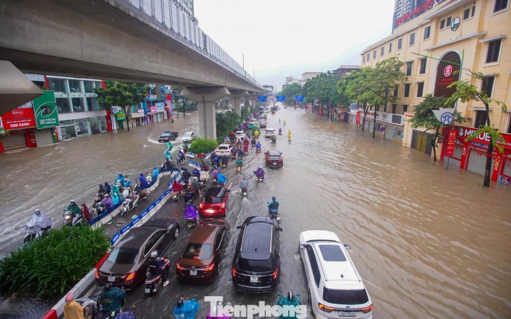 Hà Nội phố thành sông, giao thông tê liệt, xe máy &#39;rồng rắn&#39; leo cao tốc giữa biển nước - 19