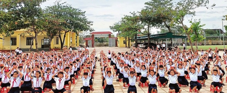 Học sinh hào hứng nhận quà sau thời gian dài phải nghỉ học.