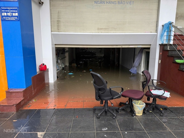 Người dân tát nước, đắp be bờ trong ngập lụt - 1