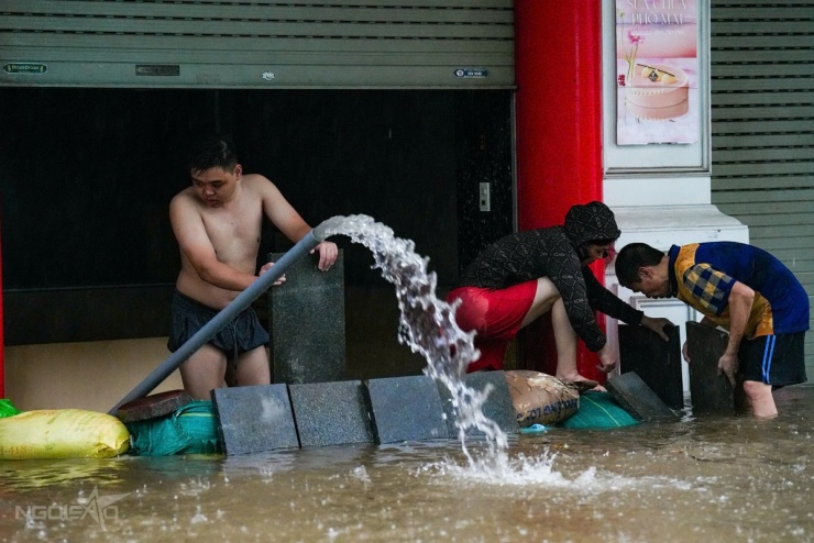 Người dân tát nước, đắp be bờ trong ngập lụt - 3