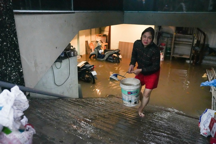 Người dân tát nước, đắp be bờ trong ngập lụt - 4