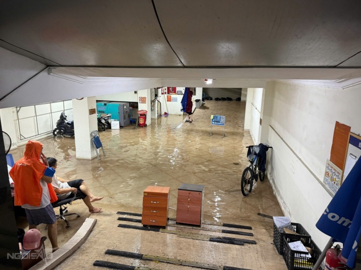 Người dân tát nước, đắp be bờ trong ngập lụt - 2