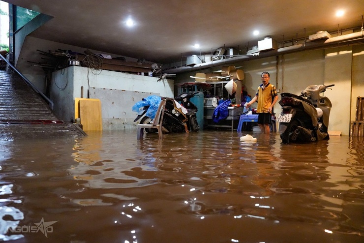 Người dân tát nước, đắp be bờ trong ngập lụt - 6