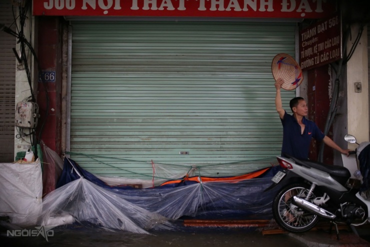 Người dân tát nước, đắp be bờ trong ngập lụt - 7