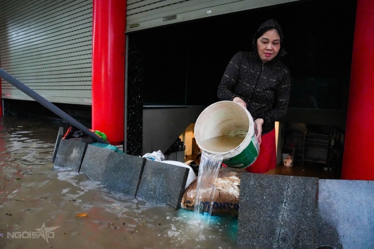 Người dân tát nước, đắp be bờ trong ngập lụt - 5