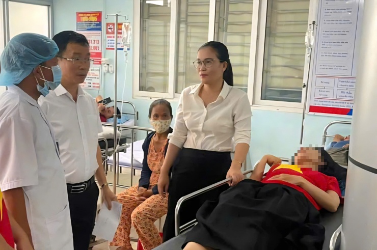 Lãnh đạo xã Cồn Tiên thăm hỏi nạn nhân vụ tai nạn chiều 6/10.