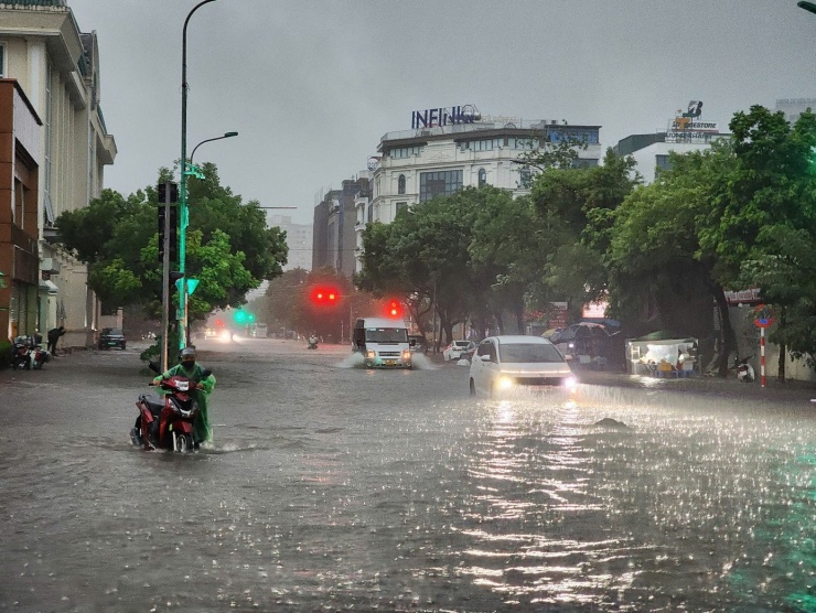 Hà Nội ngập tứ bề, loạt phương tiện bị &#39;bức tử&#39; giữa biển nước - 1