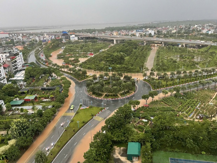 Hà Nội ngập tứ bề, loạt phương tiện bị &#39;bức tử&#39; giữa biển nước - 6