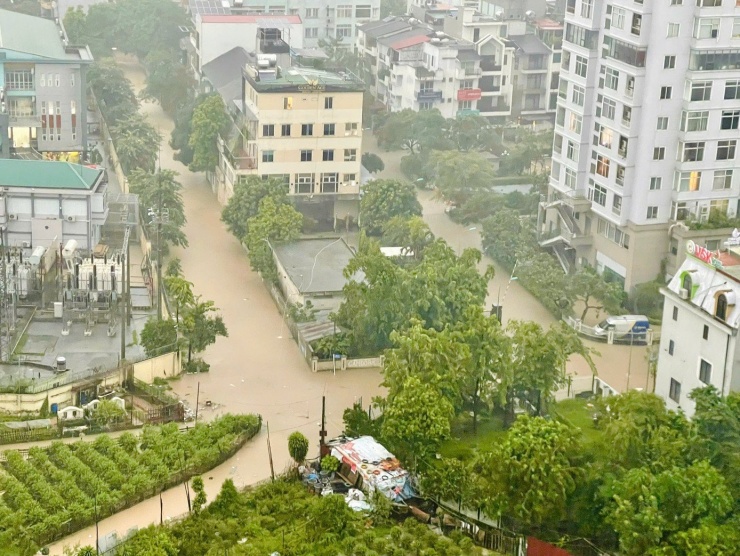 Hà Nội ngập tứ bề, loạt phương tiện bị &#39;bức tử&#39; giữa biển nước - 5